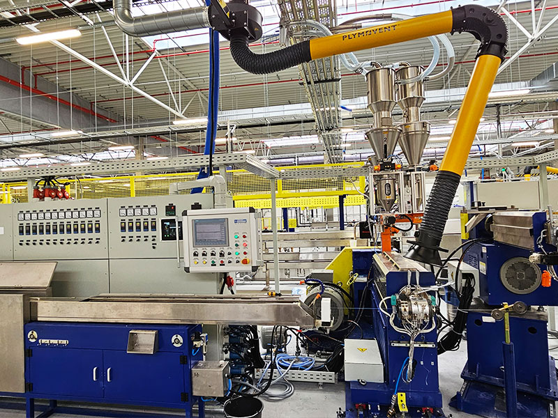 ما هي آلة البثق المستخدمة؟